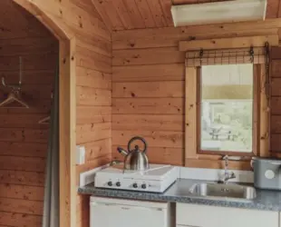 Ons buiten trekkershut keuken