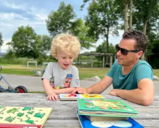 Samen een boekje lezen uit de 'literatuurmuur'
