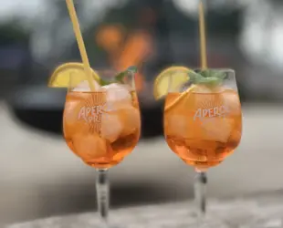 Lekker borrelen op het terras bij de bistro