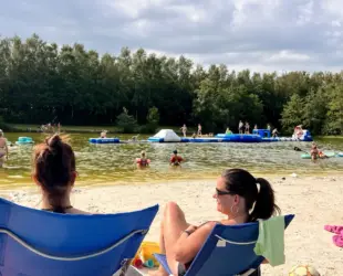 Genieten van het zandstrand en het zwemmeer
