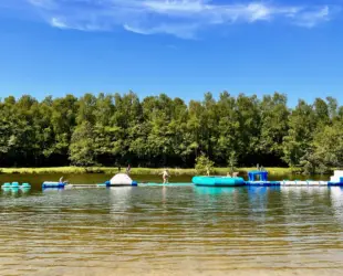 Floti, actief spelen in het zwemmeer, 100 meter vanaf de Woodlodge