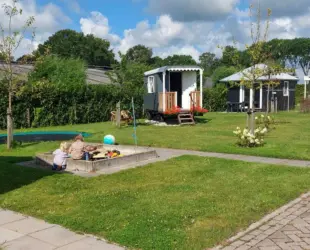 Trampoline recreatue aan de vecht