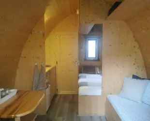 Tafel bed en slaapbank met lamp aan