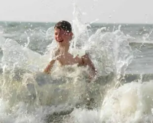 Kind zee strand texel