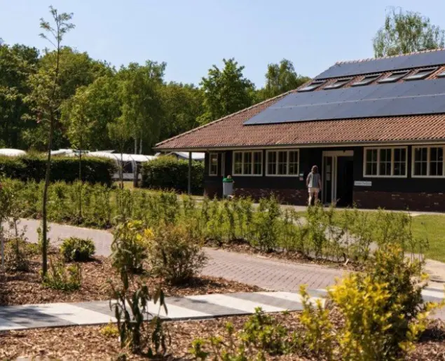 Foto buitenkant toiletgebouw vossenburcht