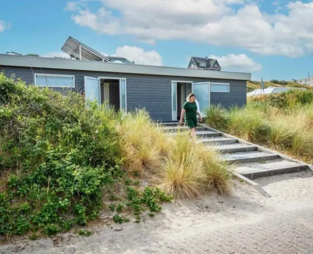 Vrouw toiletgebouw camping kogerstrand de krim